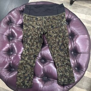 Lululemon Cropped w/Pockets Running Pants- Camo Size 4